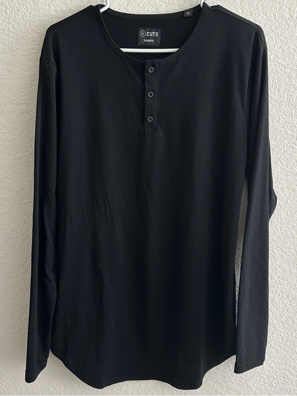 Cuts Men’s Long Sleeve Black Henley Shirt Size Large